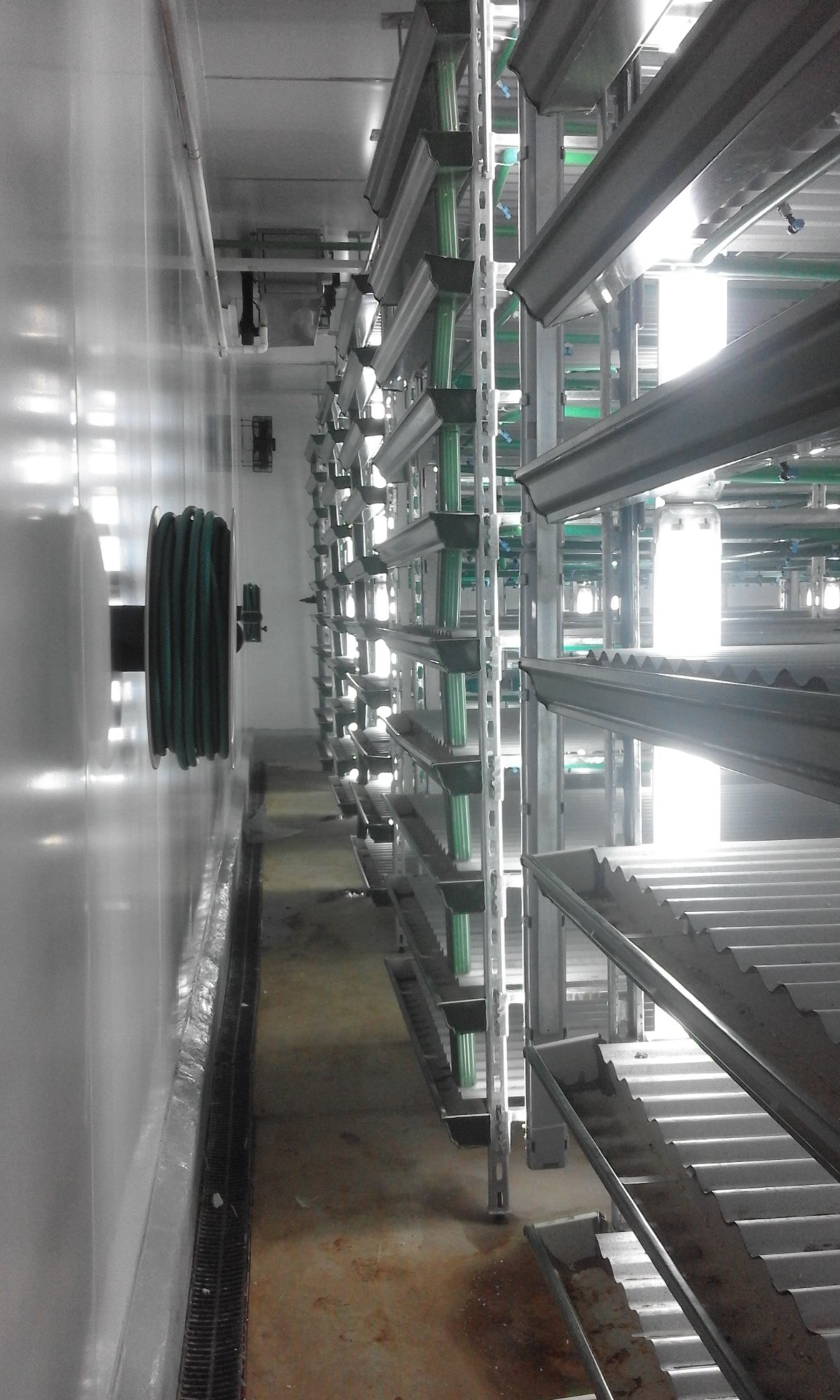 Aeroponic rack interior